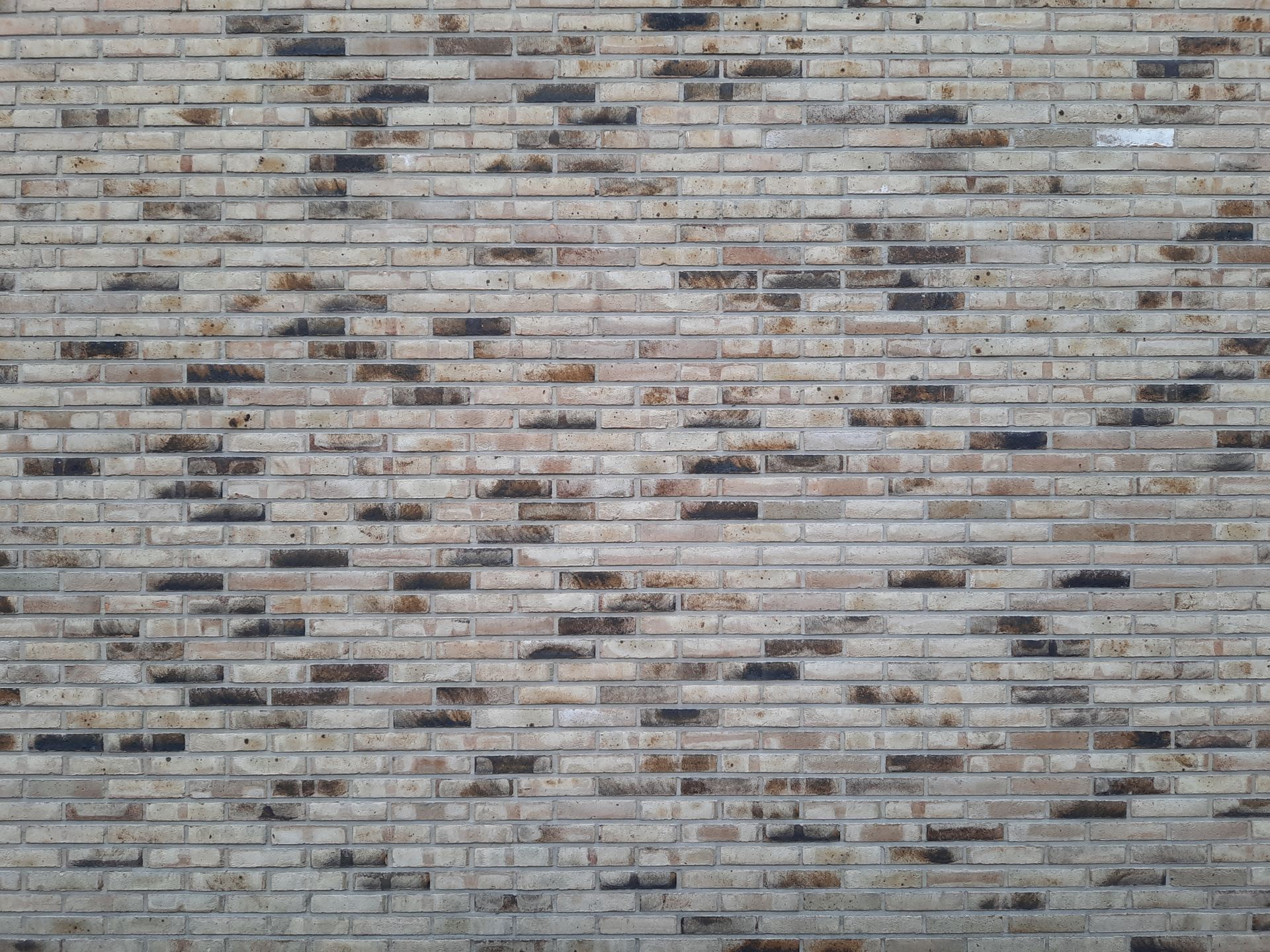 Helle Klinkerwand im Rohbau, Ziegel für Ziegel im Verband gemauert.