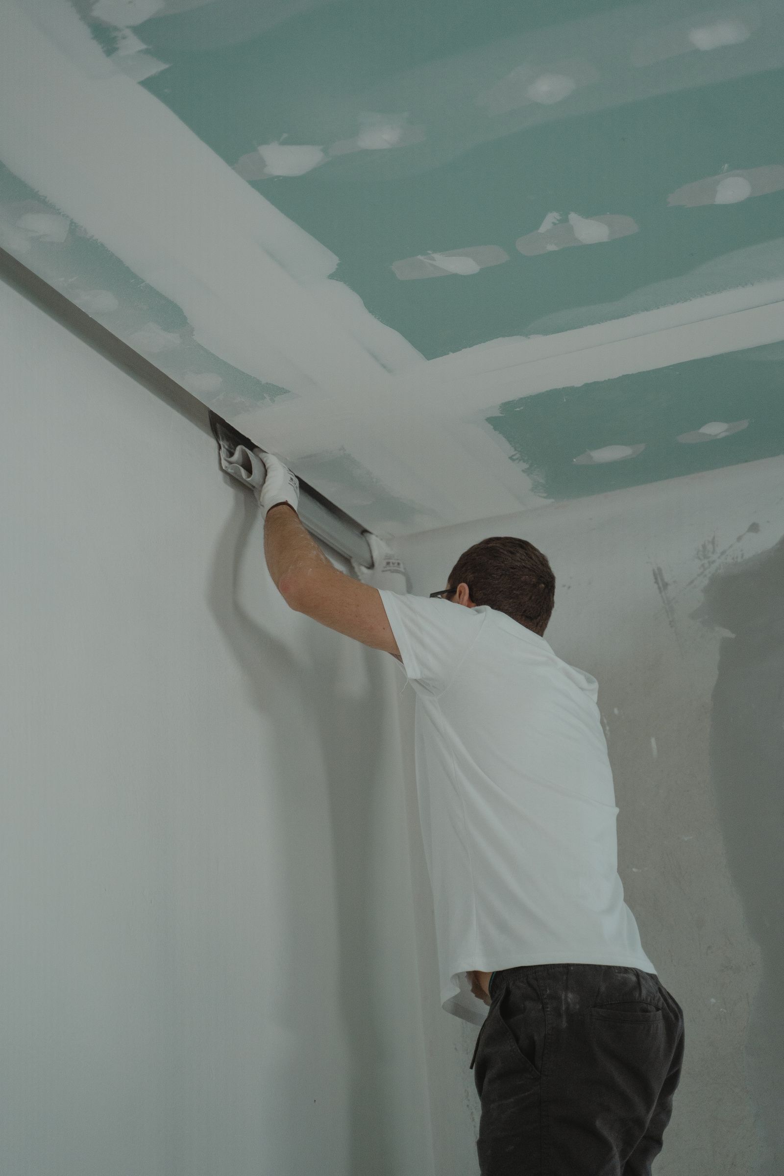Verspachtelte Trockenbaudecke mit sichtbaren Plattenfugen